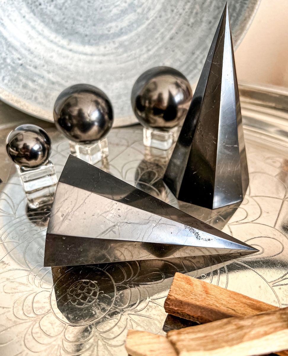 Schungit Pyramide Achtkantig Goldnik Mineralien