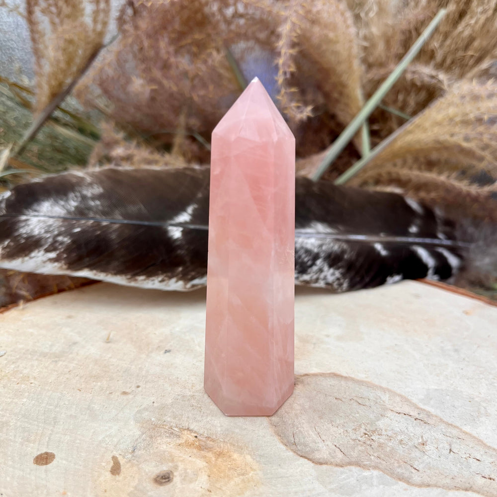Rosenquarz Point Obelisk – Handgeschliffenes Unikat in zartem Rosa