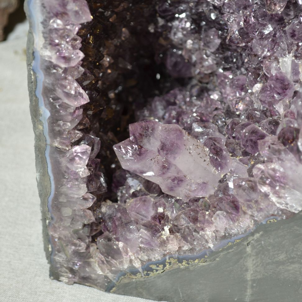 
                  
                    Amethyst-Druse Nr. 49
                  
                