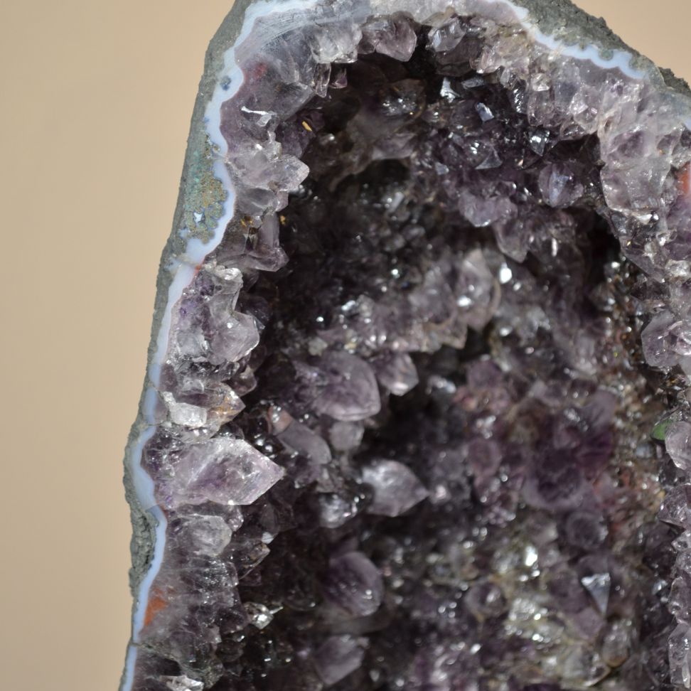 
                  
                    Amethyst-Druse Nr. 49
                  
                