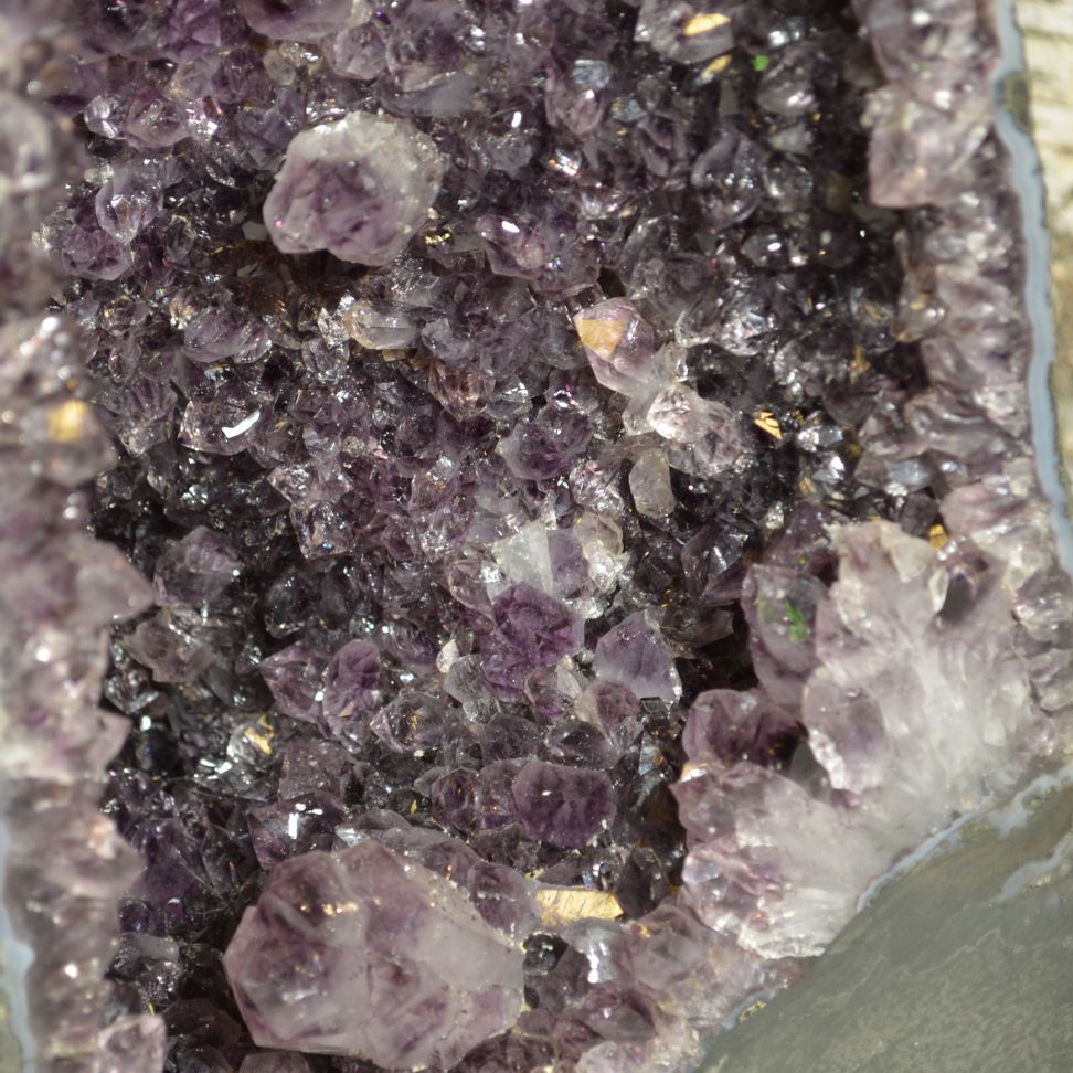 
                  
                    Amethyst-Druse Nr. 49
                  
                