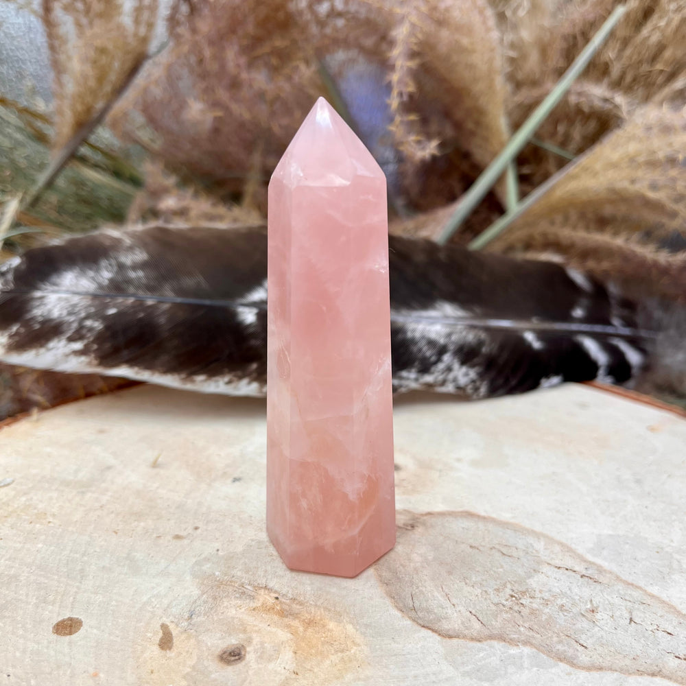 Rosenquarz Point Obelisk – Handgeschliffenes Unikat in zartem Rosa