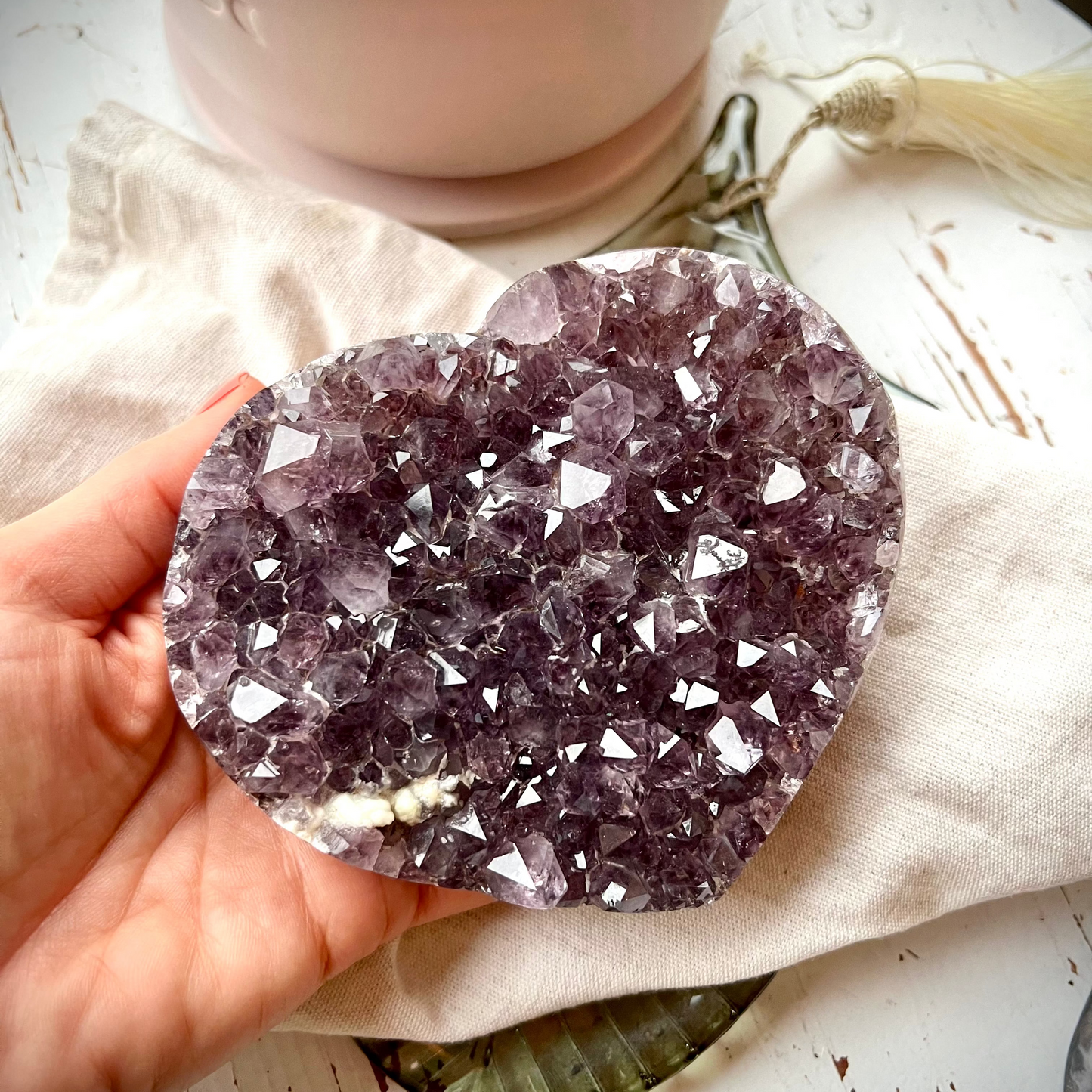
                  
                    Amethyst Herz – kleines Naturunikat mit violetten Kristallen
                  
                