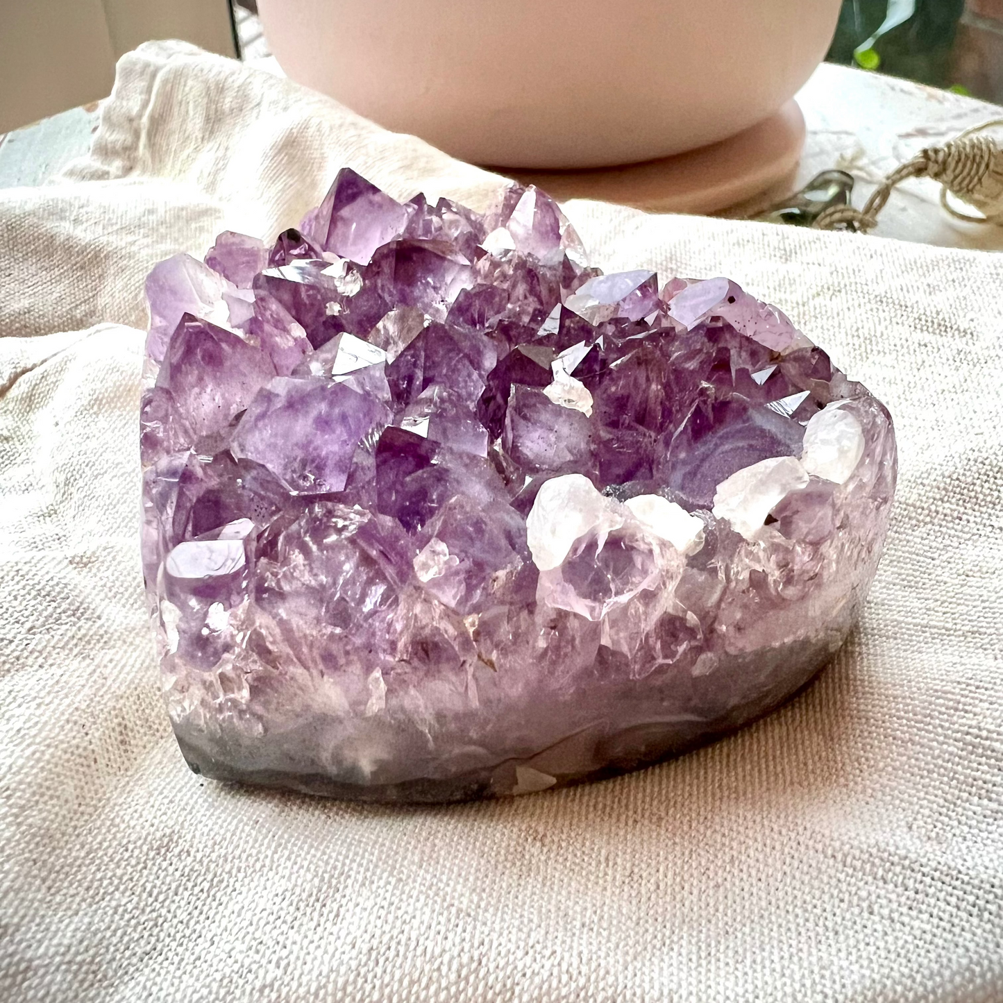 
                  
                    Kleines Amethyst Herz mit violetten Kristallen – Naturunikat
                  
                