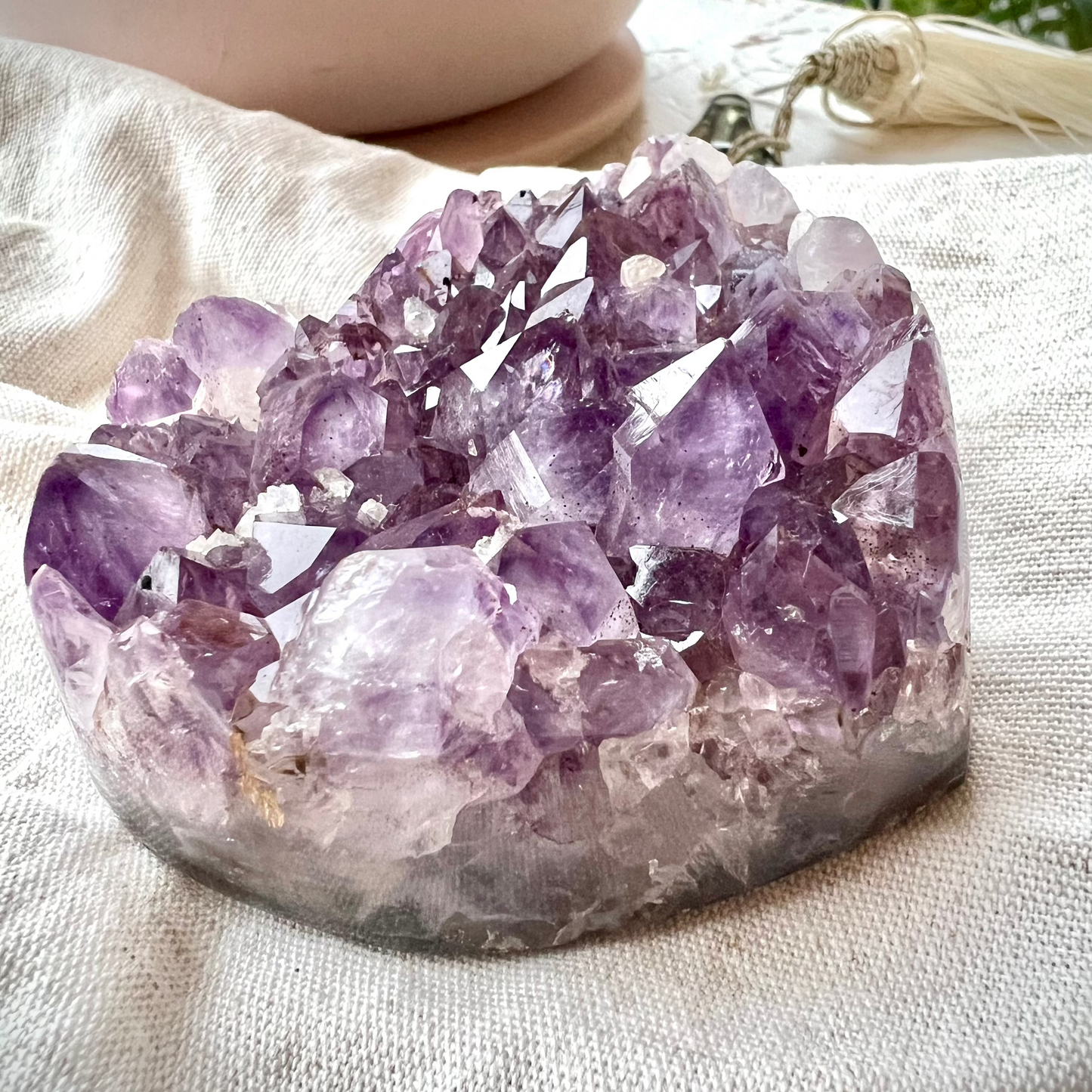 
                  
                    Kleines Amethyst Herz mit violetten Kristallen – Naturunikat
                  
                