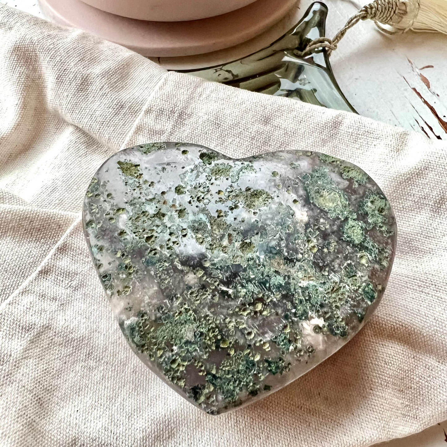 
                  
                    Kleines Amethyst Herz mit violetten Kristallen – Naturunikat
                  
                