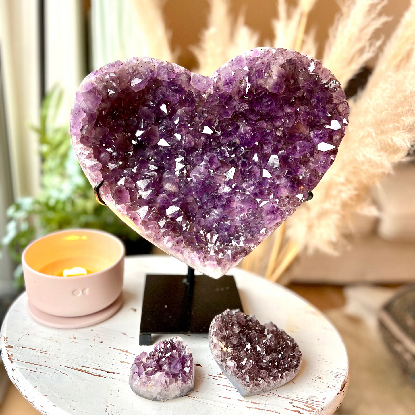 
                  
                    Amethyst Herzdruse auf Metallständer – großes violettes Naturunikat
                  
                