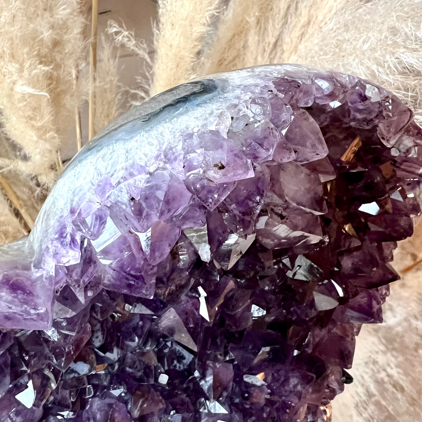 
                  
                    Amethyst Herzdruse auf Metallständer – großes violettes Naturunikat
                  
                