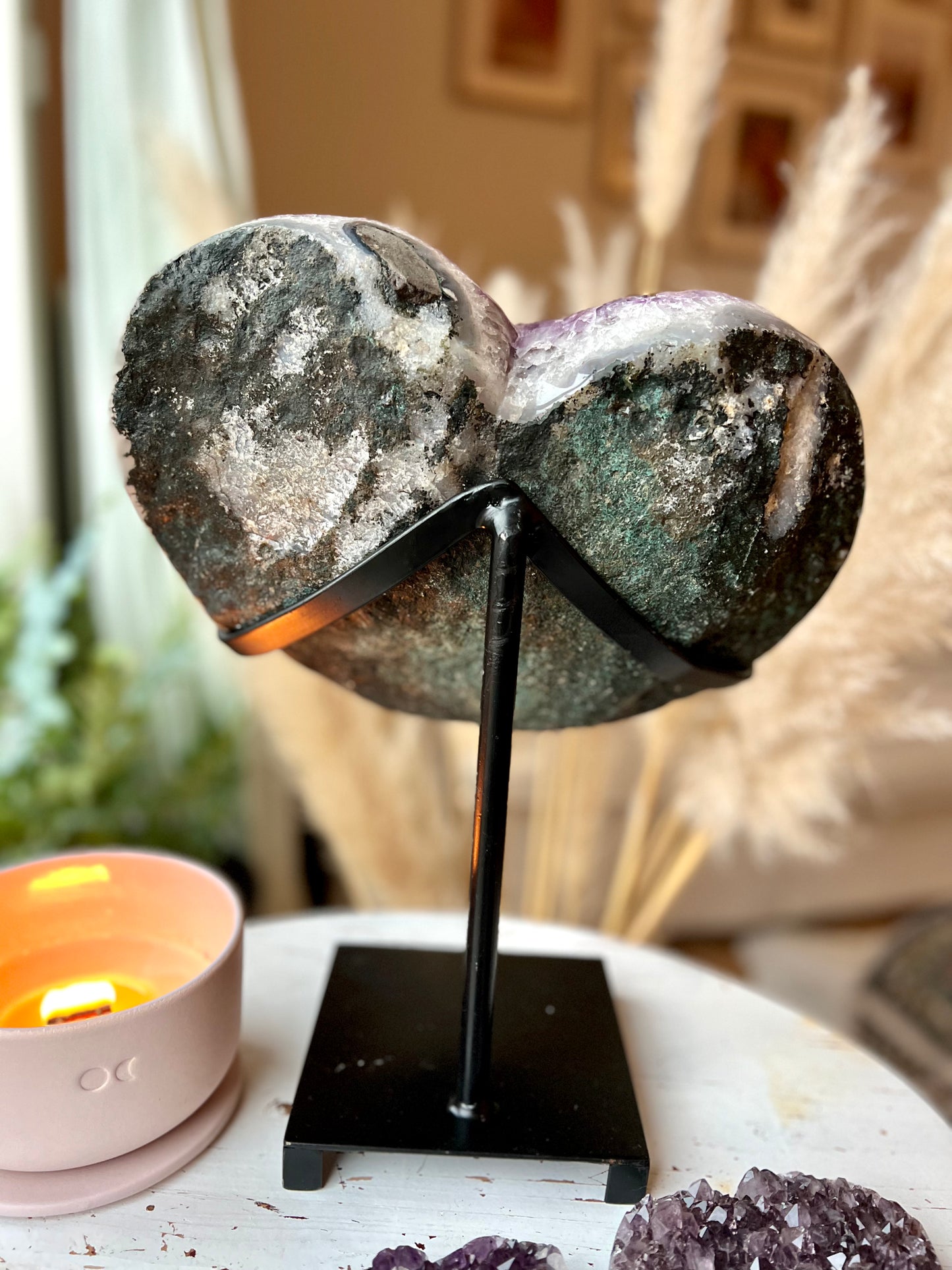 
                  
                    Amethyst Herzdruse auf Metallständer – großes violettes Naturunikat
                  
                