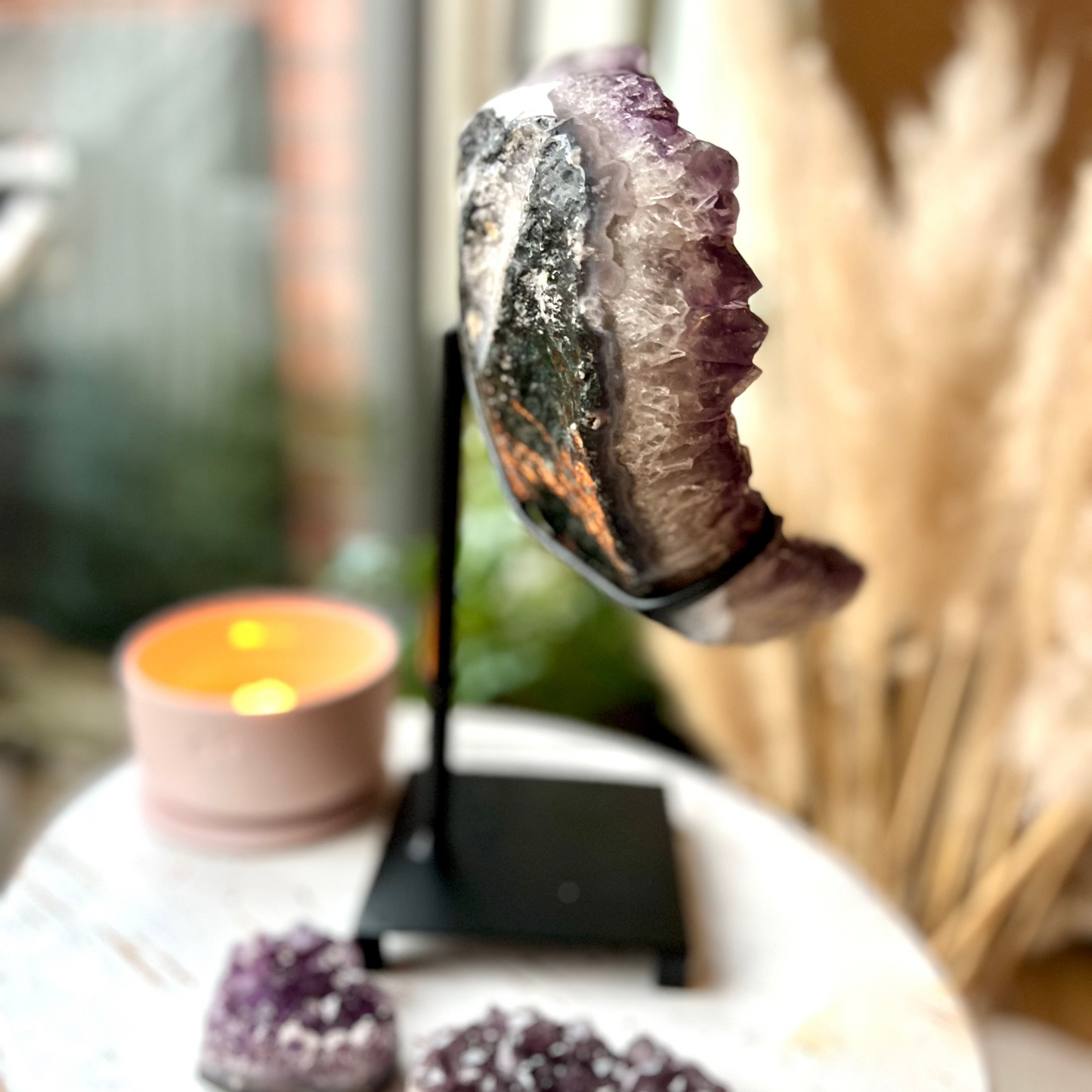 
                  
                    Amethyst Herzdruse auf Metallständer – großes violettes Naturunikat
                  
                