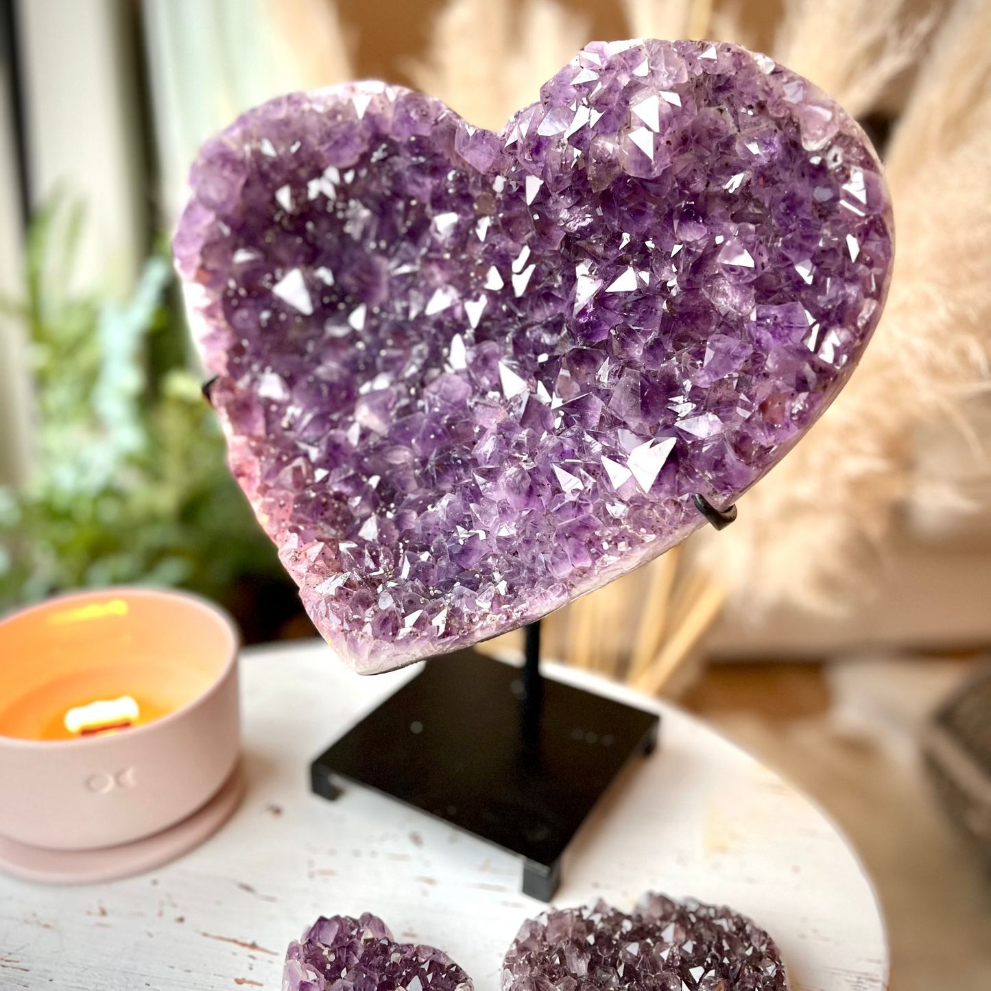 
                  
                    Amethyst Herzdruse auf Metallständer – großes violettes Naturunikat
                  
                