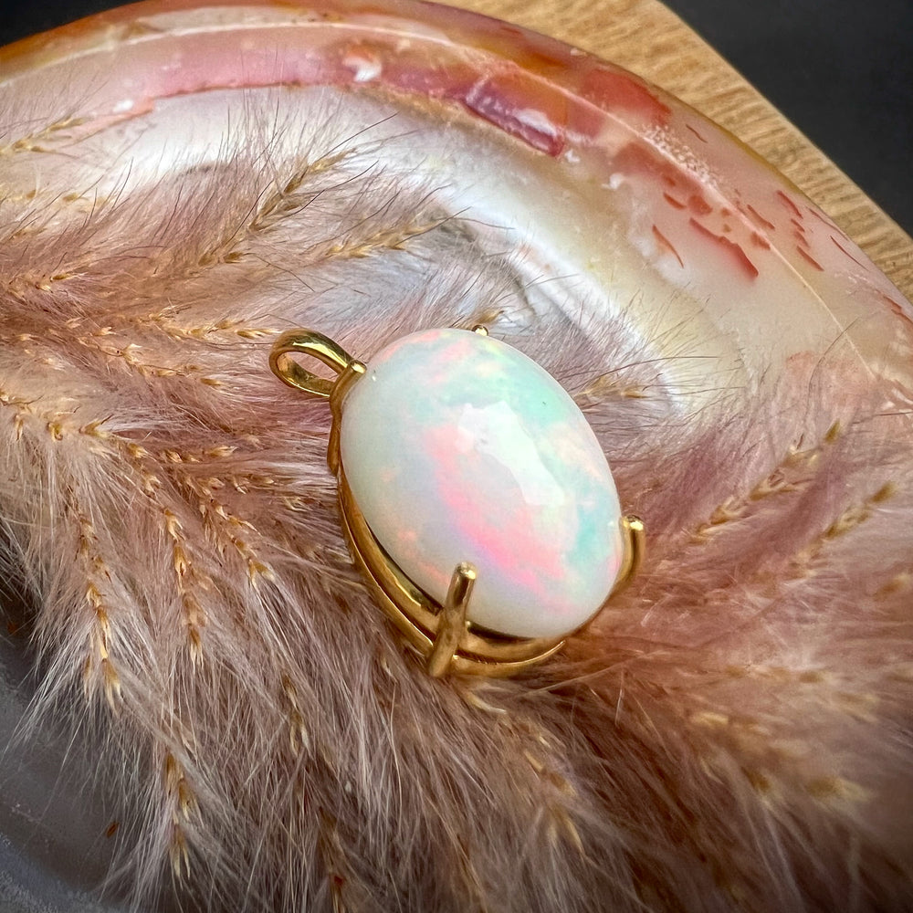 
                  
                    Besonders großer ovale Welo-Opal-Anhänger mit schimmerndem Farbspiel in Pastelltönen wie Orange und Grün, eingefasst in hochwertigem Silber mit edler Vergoldung, stilvoller Edelsteinanhänger für Damen, der Eleganz und Exklusivität ausstrahlt.
                  
                