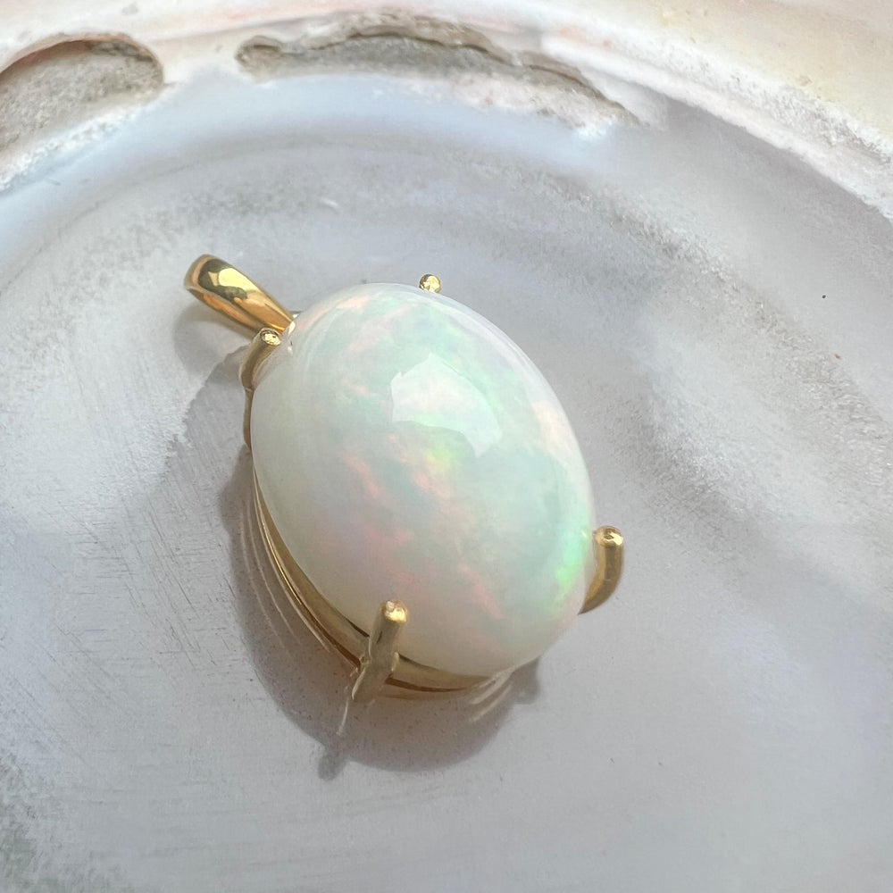 Besonders großer ovale Welo-Opal-Anhänger mit schimmerndem Farbspiel in Pastelltönen wie Orange und Grün, eingefasst in hochwertigem Silber mit edler Vergoldung, stilvoller Edelsteinanhänger für Damen, der Eleganz und Exklusivität ausstrahlt.