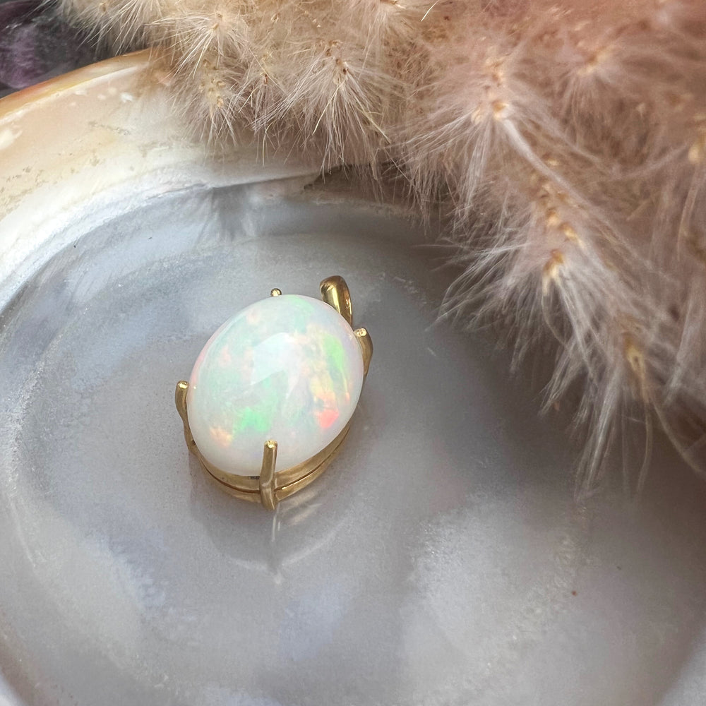 Besonders großer ovale Welo-Opal-Anhänger mit schimmerndem Farbspiel in Pastelltönen wie Orange und Grün, eingefasst in hochwertigem Silber mit edler Vergoldung, stilvoller Edelsteinanhänger für Damen, der Eleganz und Exklusivität ausstrahlt.