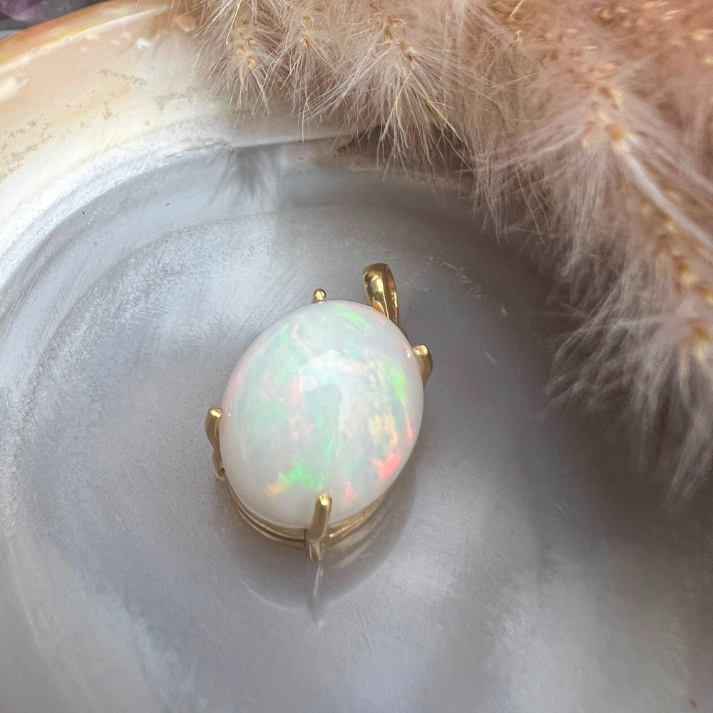 Besonders großer ovale Welo-Opal-Anhänger mit schimmerndem Farbspiel in Pastelltönen wie Orange und Grün, eingefasst in hochwertigem Silber mit edler Vergoldung, stilvoller Edelsteinanhänger für Damen, der Eleganz und Exklusivität ausstrahlt.