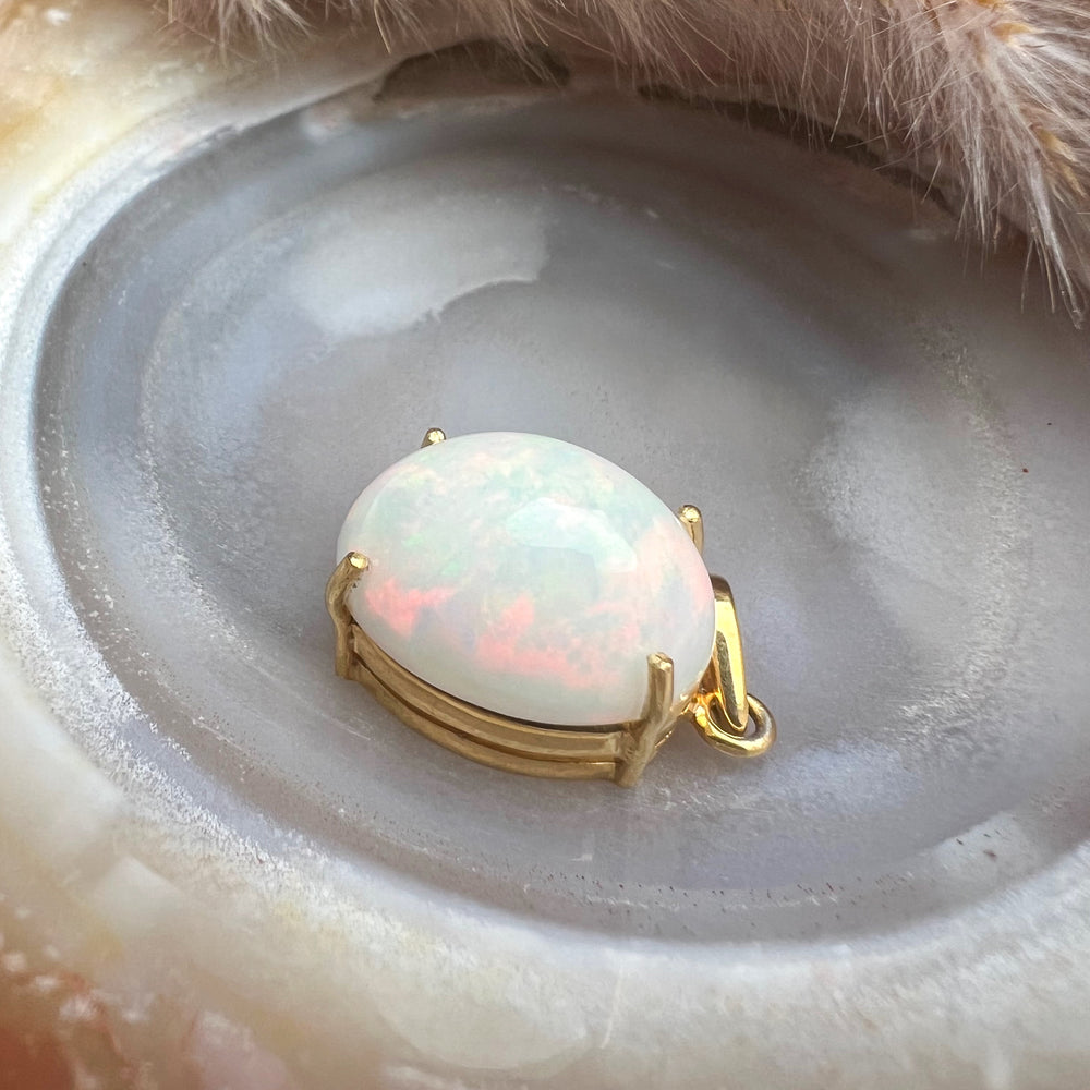 Besonders großer ovale Welo-Opal-Anhänger mit schimmerndem Farbspiel in Pastelltönen wie Orange und Grün, eingefasst in hochwertigem Silber mit edler Vergoldung, stilvoller Edelsteinanhänger für Damen, der Eleganz und Exklusivität ausstrahlt.