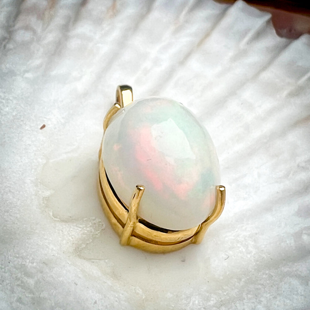 
                  
                    Besonders großer ovale Welo-Opal-Anhänger mit schimmerndem Farbspiel in Pastelltönen wie Orange und Grün, eingefasst in hochwertigem Silber mit edler Vergoldung, stilvoller Edelsteinanhänger für Damen, der Eleganz und Exklusivität ausstrahlt.
                  
                