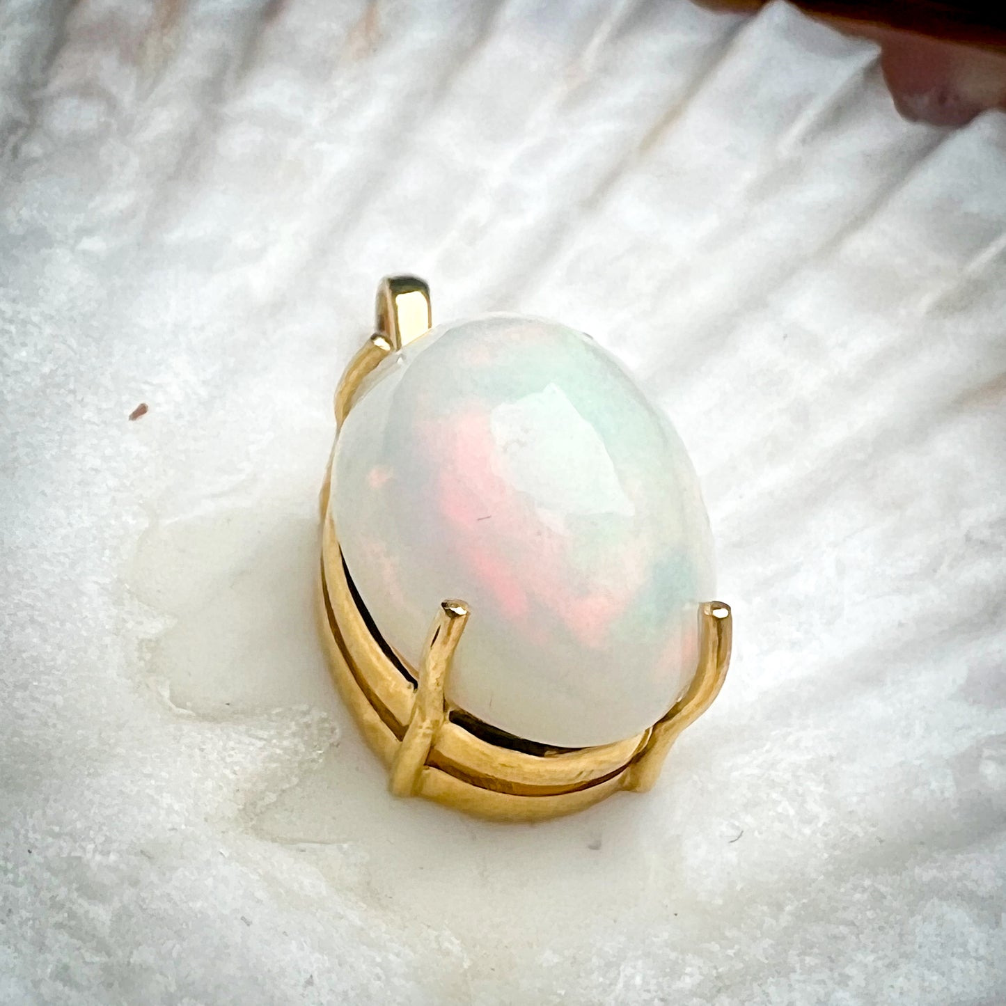 Besonders großer ovale Welo-Opal-Anhänger mit schimmerndem Farbspiel in Pastelltönen wie Orange und Grün, eingefasst in hochwertigem Silber mit edler Vergoldung, stilvoller Edelsteinanhänger für Damen, der Eleganz und Exklusivität ausstrahlt.