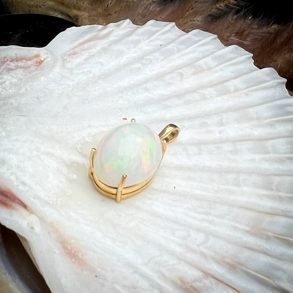 Besonders großer ovale Welo-Opal-Anhänger mit schimmerndem Farbspiel in Pastelltönen wie Orange und Grün, eingefasst in hochwertigem Silber mit edler Vergoldung, stilvoller Edelsteinanhänger für Damen, der Eleganz und Exklusivität ausstrahlt.