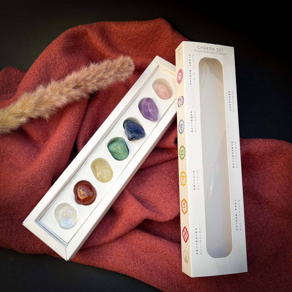 Chakra Trommelstein Set mit sieben polierten Edelsteinen in hochwertiger Verpackung, ideal für Meditation, Energiearbeit und Chakrenharmonisierung.