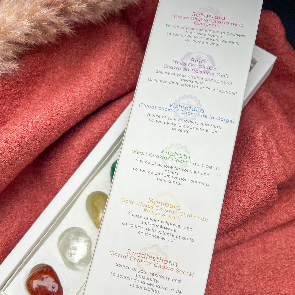 Chakra Trommelstein Set mit sieben polierten Edelsteinen in hochwertiger Verpackung, ideal für Meditation, Energiearbeit und Chakrenharmonisierung.