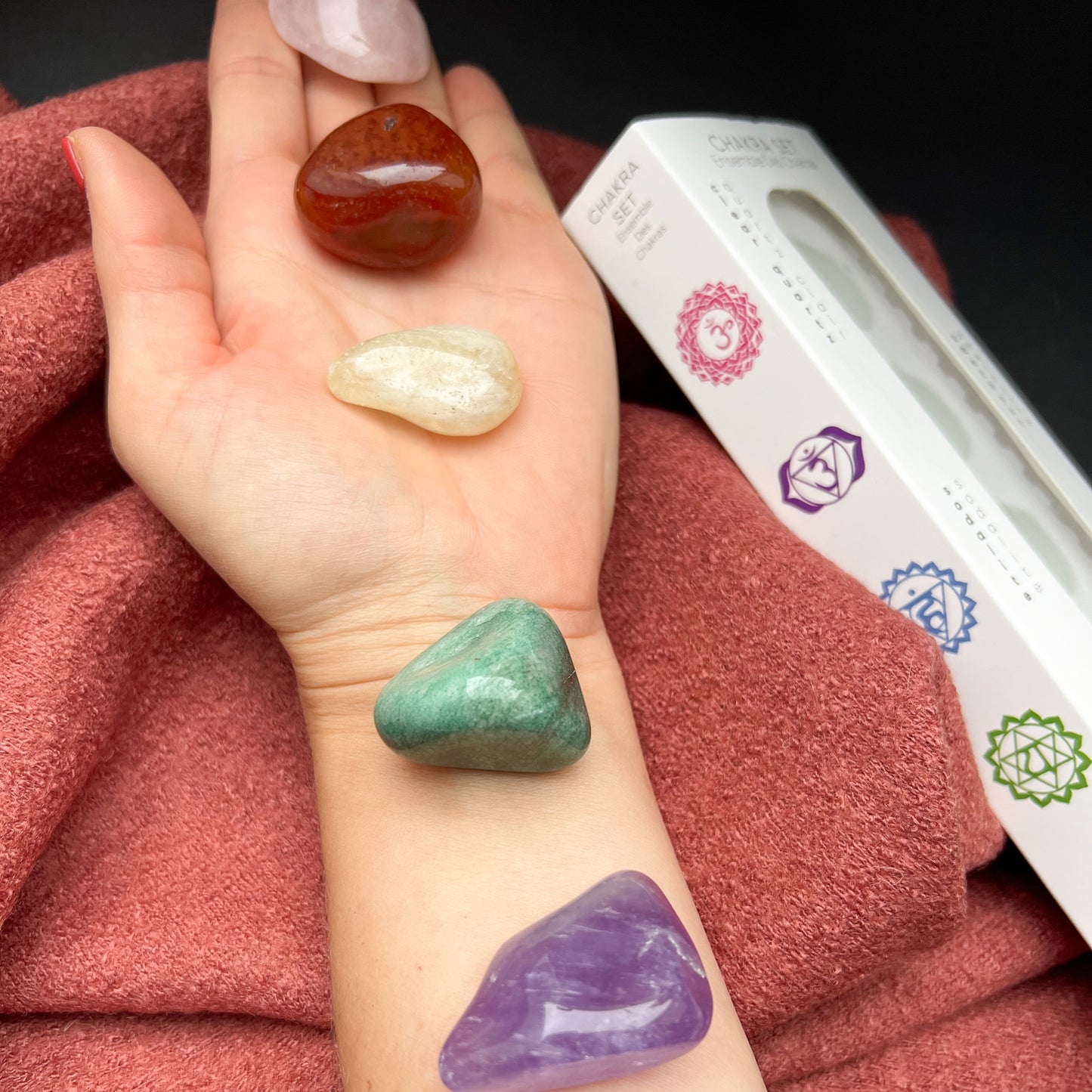 Chakra Trommelstein Set mit sieben polierten Edelsteinen in hochwertiger Verpackung, ideal für Meditation, Energiearbeit und Chakrenharmonisierung.