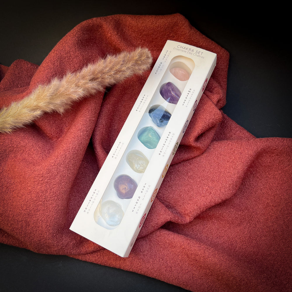 Chakra Trommelstein Set mit sieben polierten Edelsteinen in hochwertiger Verpackung, ideal für Meditation, Energiearbeit und Chakrenharmonisierung.