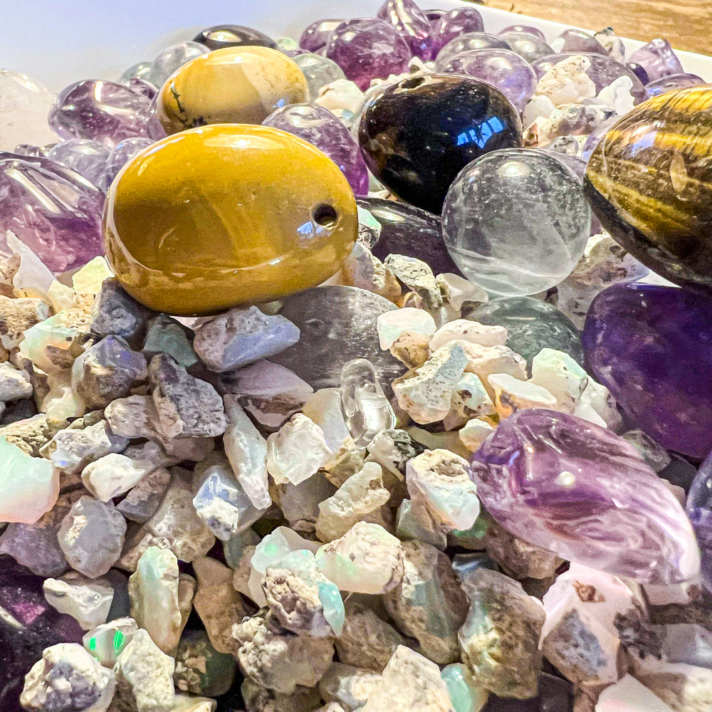 Edelstein-Konfetti mit Opal-Highlight – Einzigartige Mischung aus Trommelsteinen, Anhängern & Kristallen