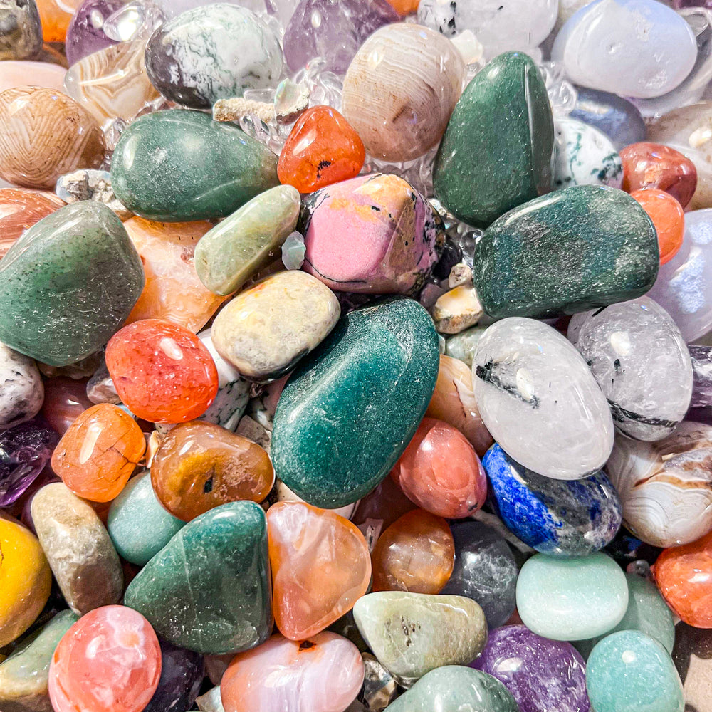 Edelstein-Konfetti mit Opal-Highlight – Einzigartige Mischung aus Trommelsteinen, Anhängern & Kristallen