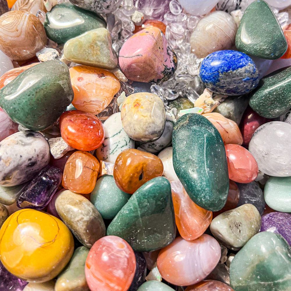 Edelstein-Konfetti mit Opal-Highlight – Einzigartige Mischung aus Trommelsteinen, Anhängern & Kristallen