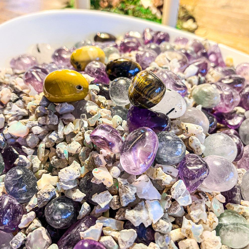 Edelstein-Konfetti mit Opal-Highlight – Einzigartige Mischung aus Trommelsteinen, Anhängern & Kristallen