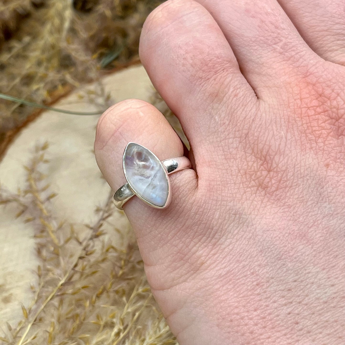 
                  
                    Weißer Labradorit / Mondstein Ring  925 Sterlingsilber Gr. 54
                  
                