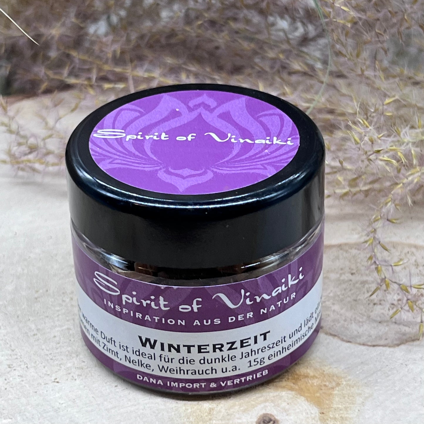 Räuchermischung 'Winterzeit' von Spirit of Vinaiki, mit Sternanis, Orange, Muskatellersalbei, Fichtenharz und Weihrauch, ideal für eine wärmende und harmonische Atmosphäre in der kalten Jahreszeit.