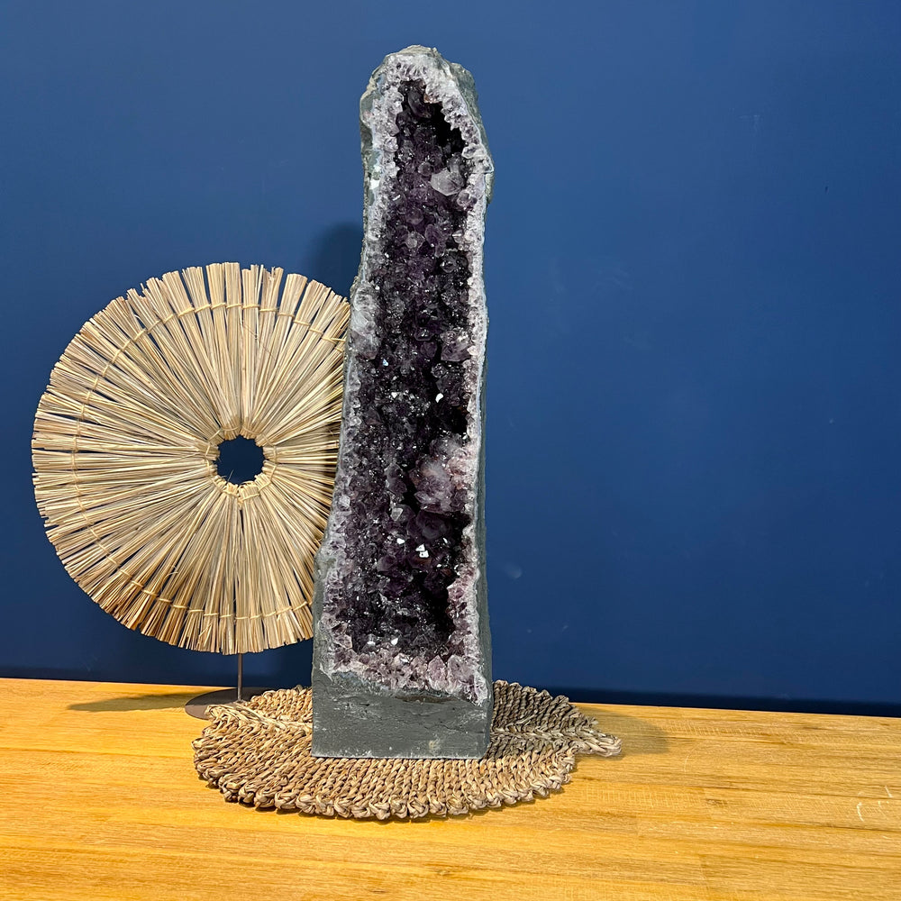 Amethyst-Druse – Freistehende Geode mit Kristallen