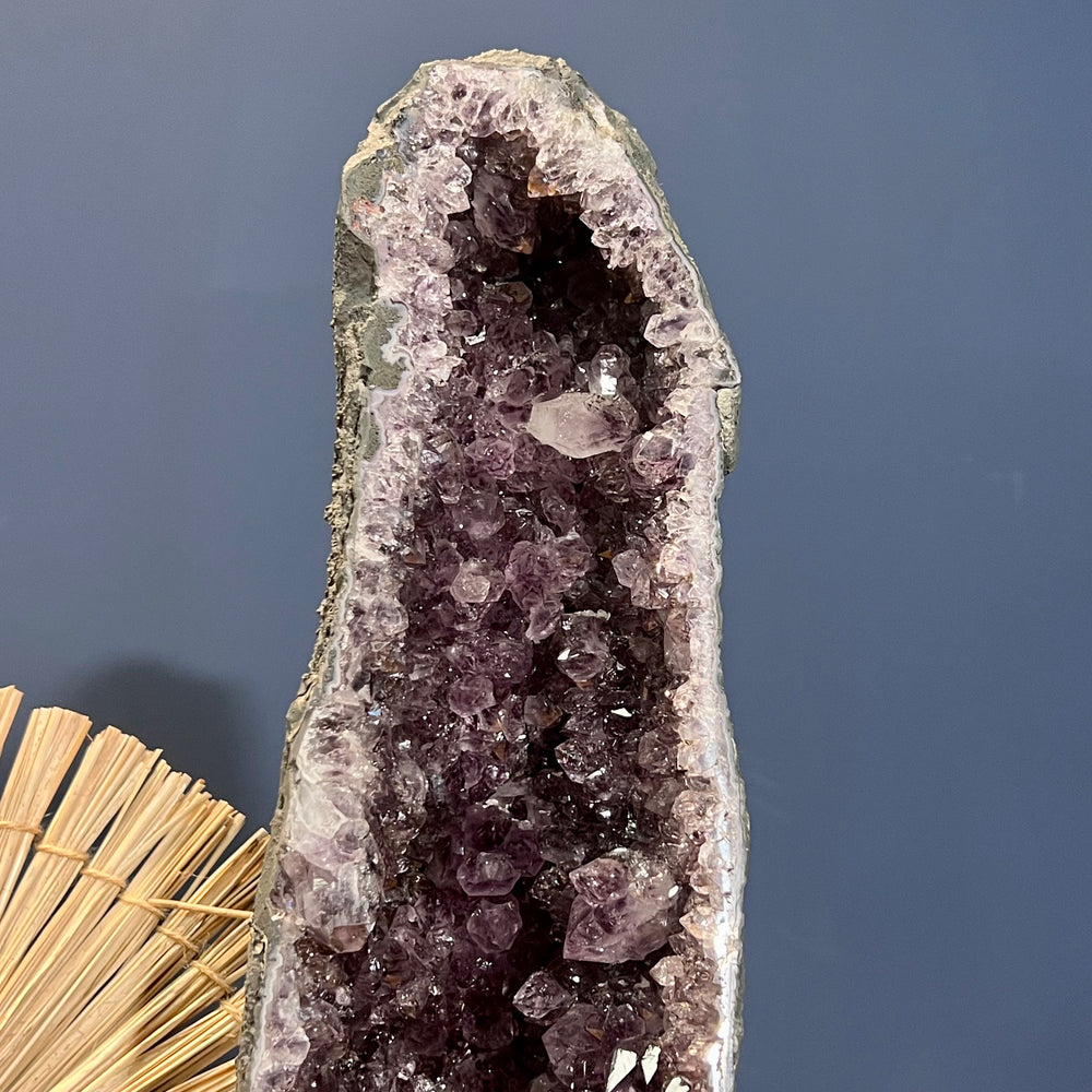 Amethyst-Druse – Freistehende Geode mit Kristallen