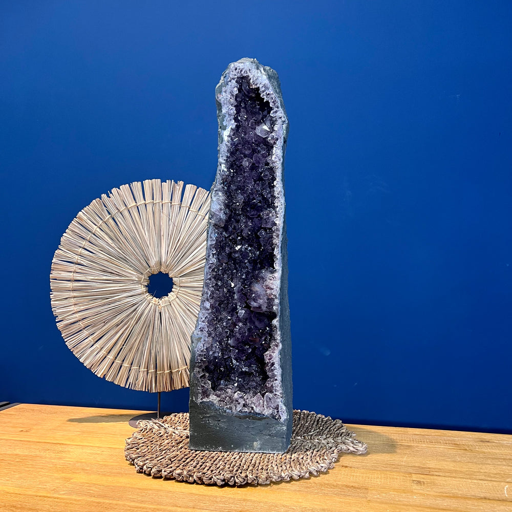 Amethyst-Druse – Freistehende Geode mit Kristallen