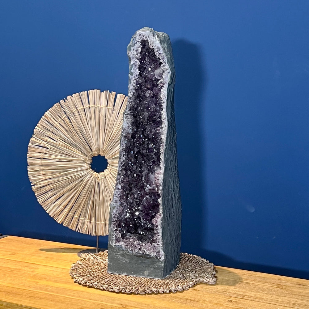 Amethyst-Druse – Freistehende Geode mit Kristallen