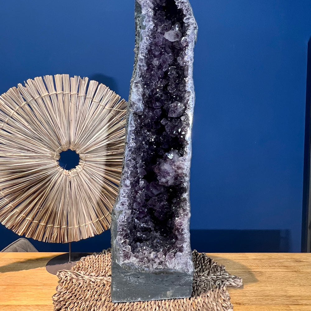 Amethyst-Druse – Freistehende Geode mit Kristallen