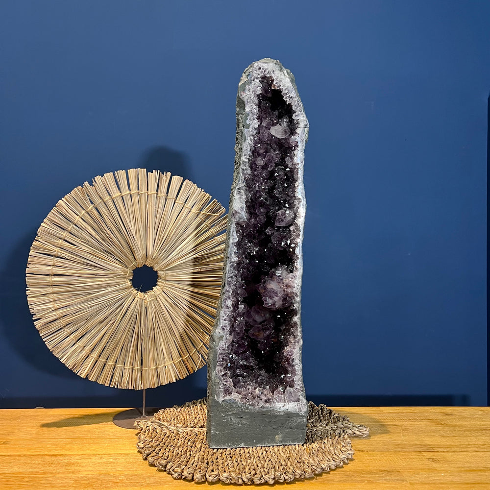 Amethyst-Druse – Freistehende Geode mit Kristallen