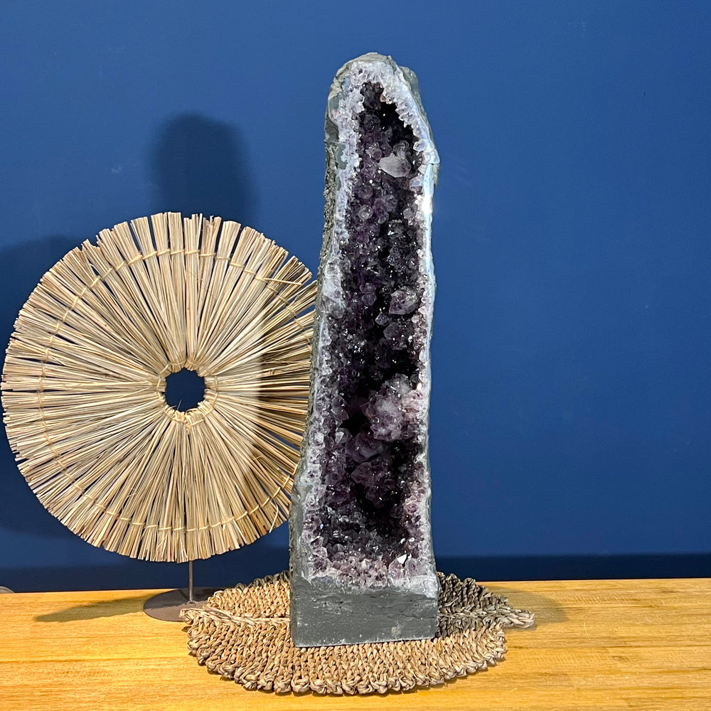 Amethyst-Druse – Freistehende Geode mit Kristallen