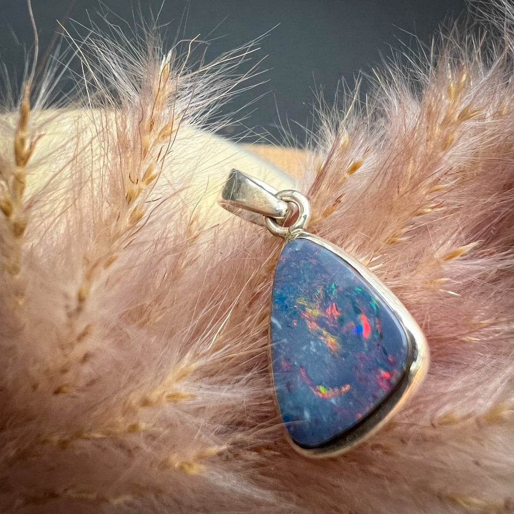 
                  
                    Kettenanhänger mit natürlichem australischen Kristallopal Doublette in Silber, leuchtendes Farbspiel in Blau, Rot und Orange, hochwertiger Opalschmuck für Damen.
                  
                