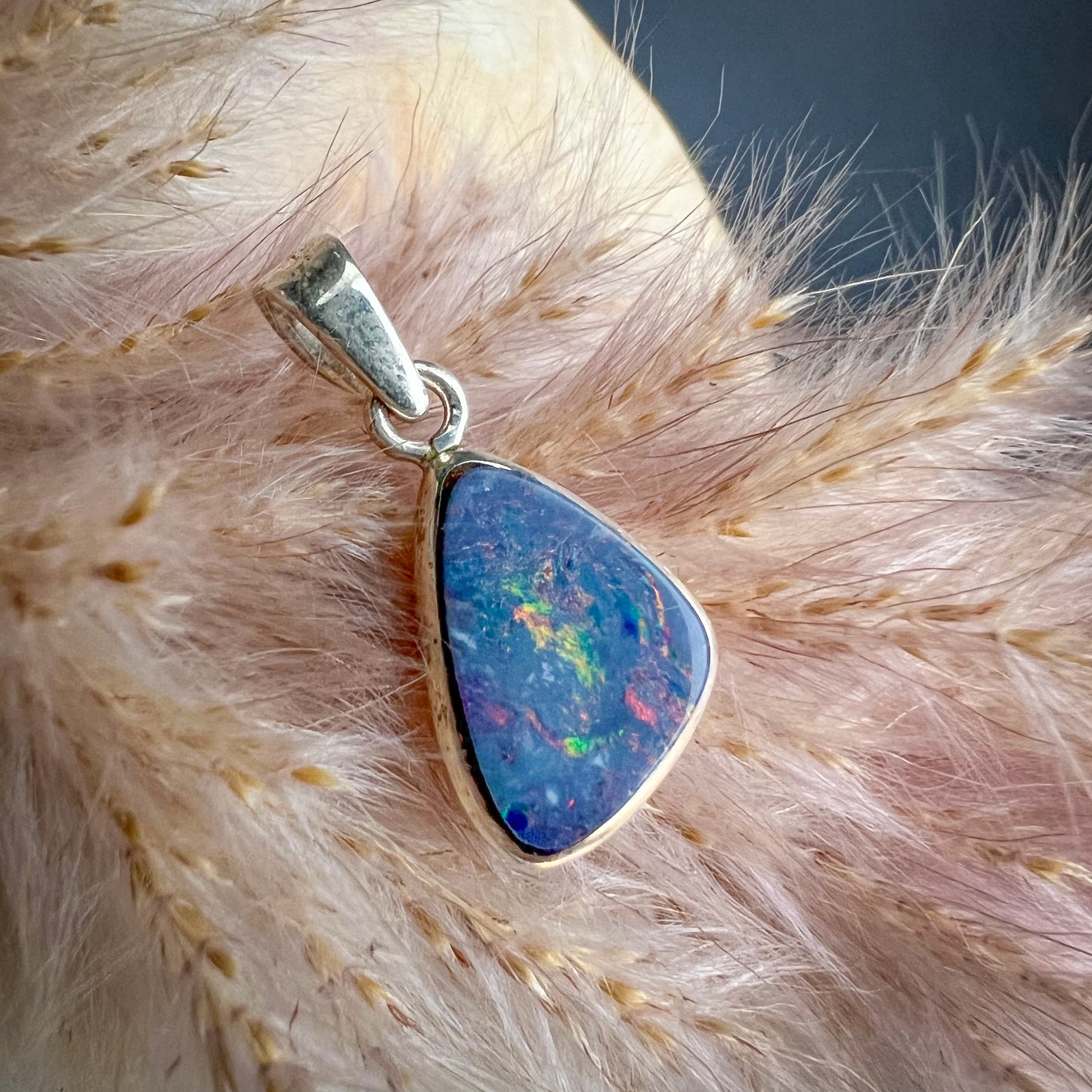 
                  
                    Kettenanhänger mit natürlichem australischen Kristallopal Doublette in Silber, leuchtendes Farbspiel in Blau, Rot und Orange, hochwertiger Opalschmuck für Damen.
                  
                