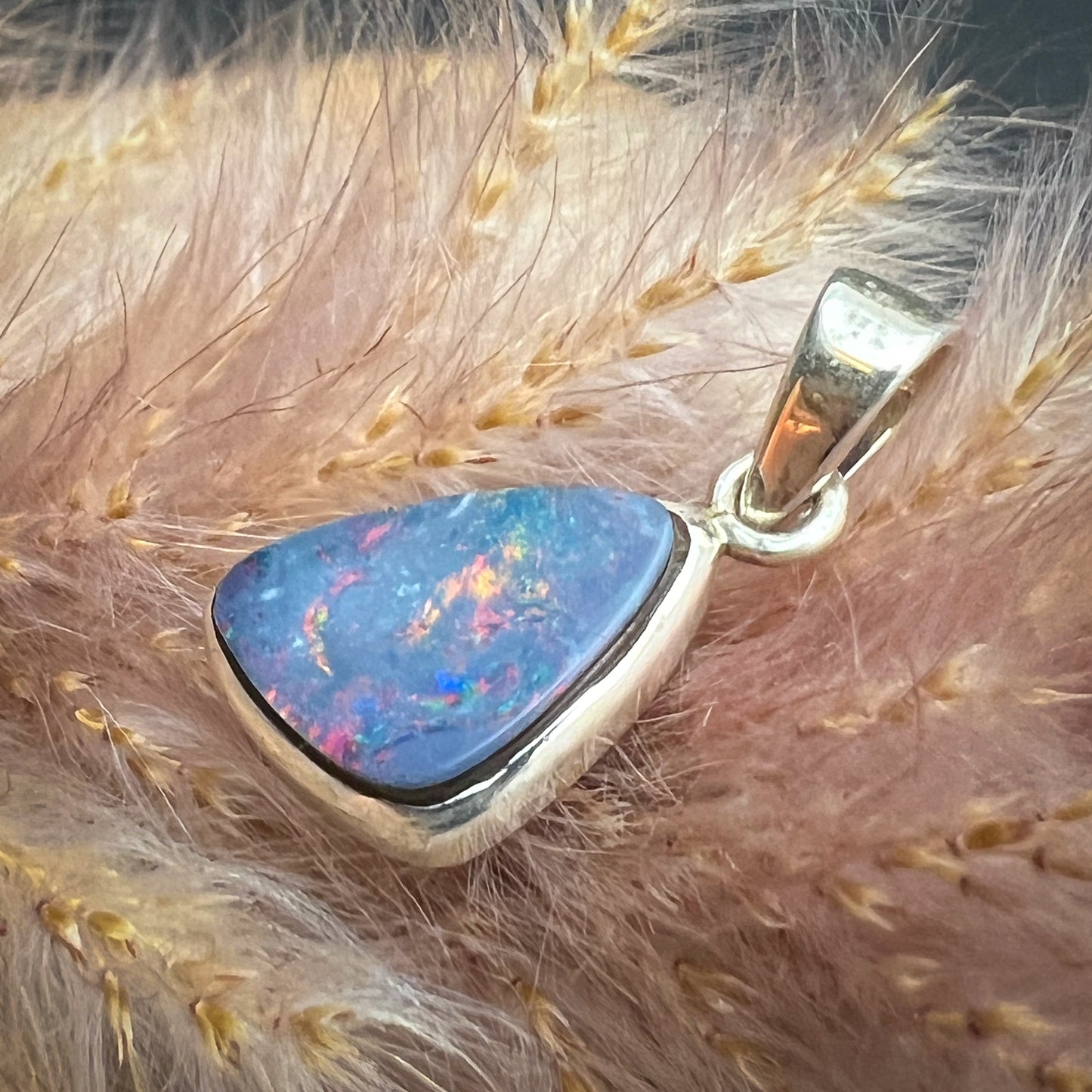 
                  
                    Kettenanhänger mit natürlichem australischen Kristallopal Doublette in Silber, leuchtendes Farbspiel in Blau, Rot und Orange, hochwertiger Opalschmuck für Damen.
                  
                