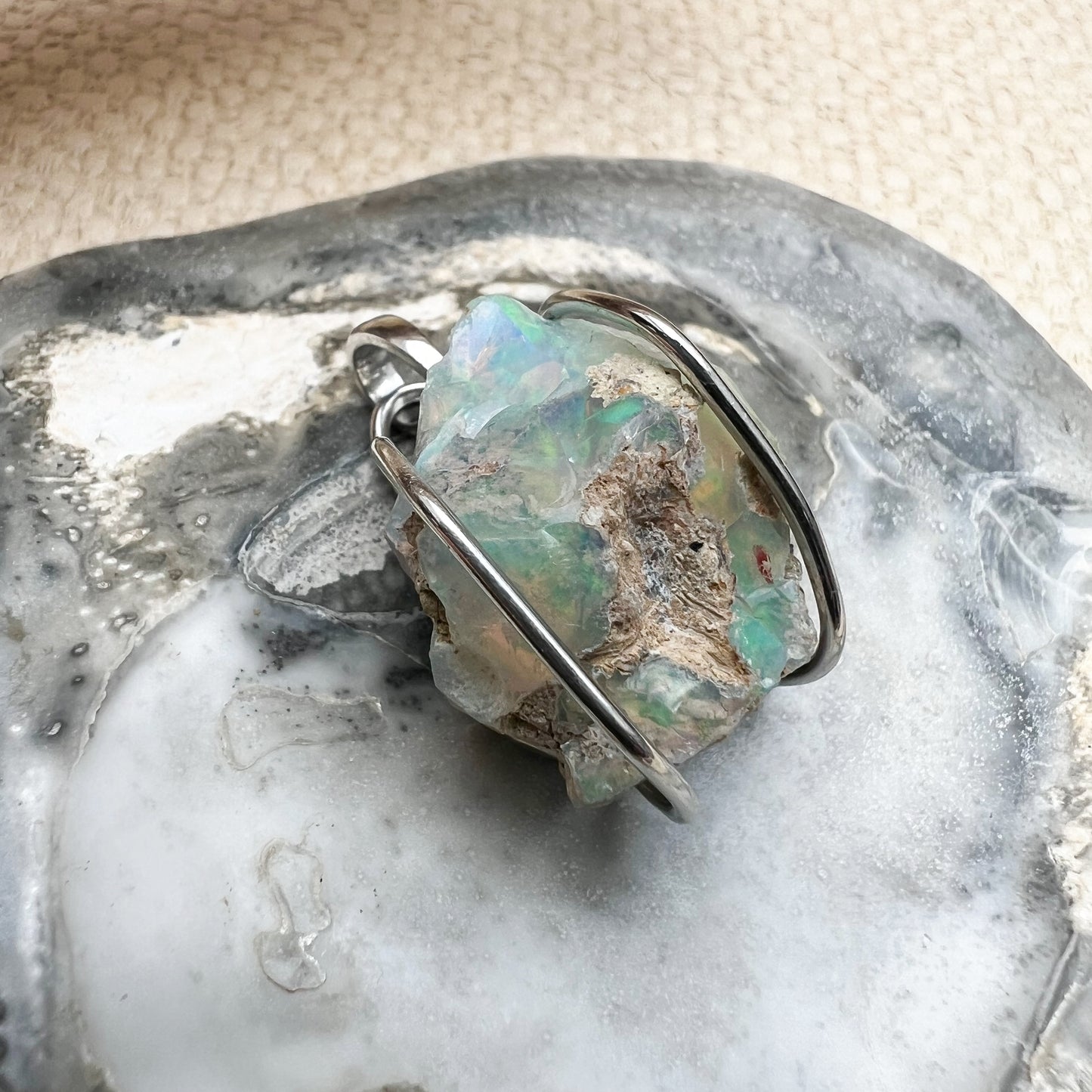 
                  
                    Welo Opal Anhänger Kettenanhänger handgefertigtes Unikat Silber 925 / 27,75 ct
                  
                