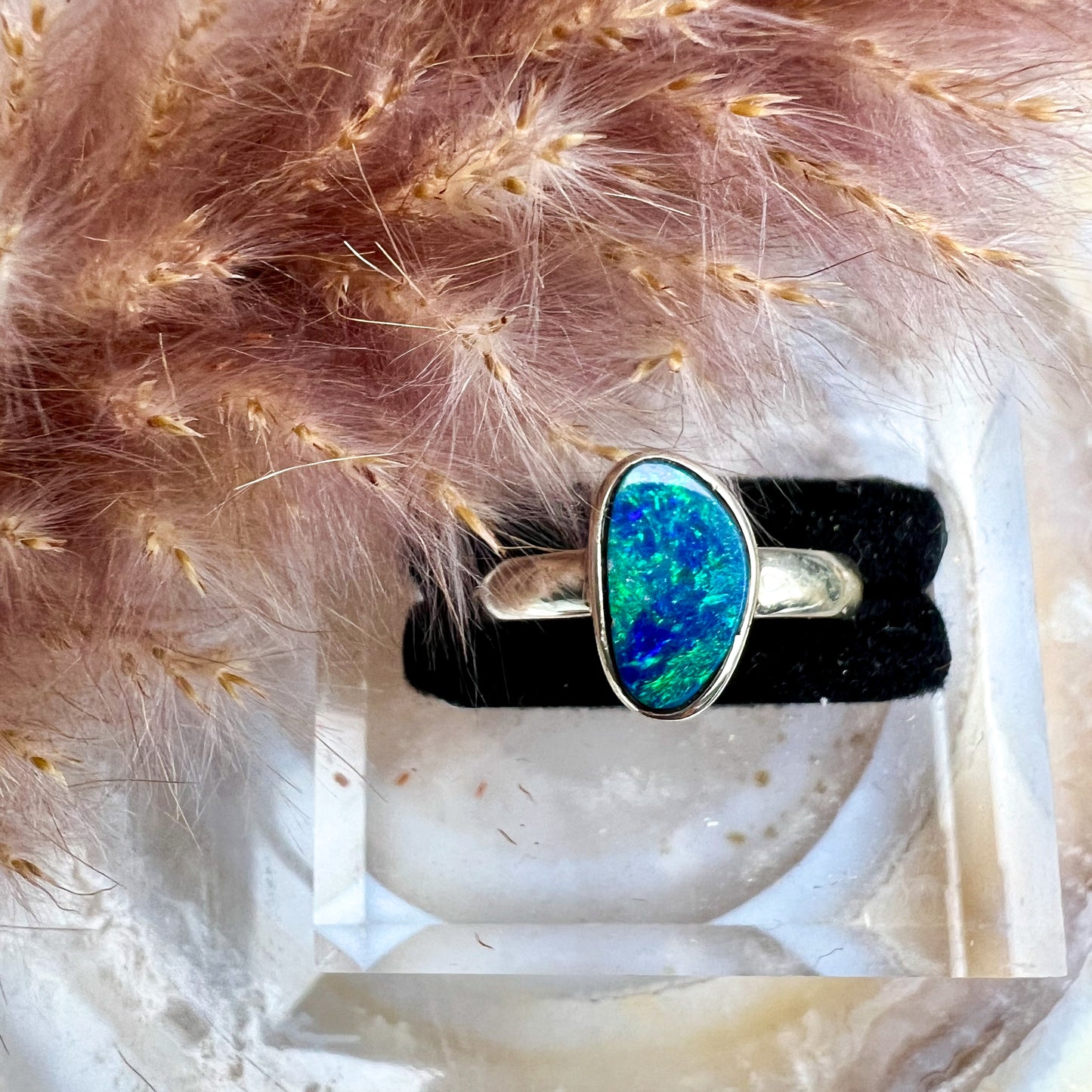 Silberring mit natürlichem australischen Kristallopal Doublette, blau-grün schimmernder Opal in organischer Fassung, Ringgröße 55, hochwertiger Kristallopal-Schmuck für Damen.