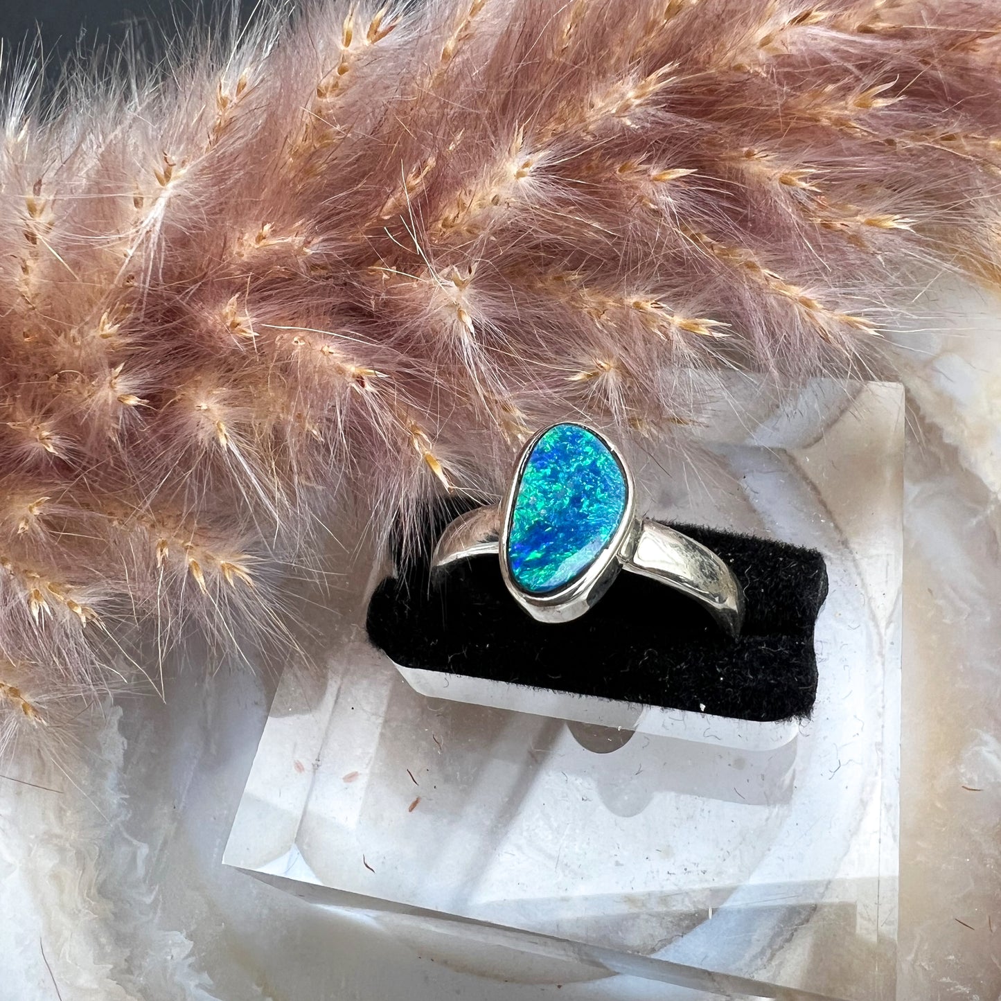 Silberring mit natürlichem australischen Kristallopal Doublette, blau-grün schimmernder Opal in organischer Fassung, Ringgröße 55, hochwertiger Kristallopal-Schmuck für Damen.