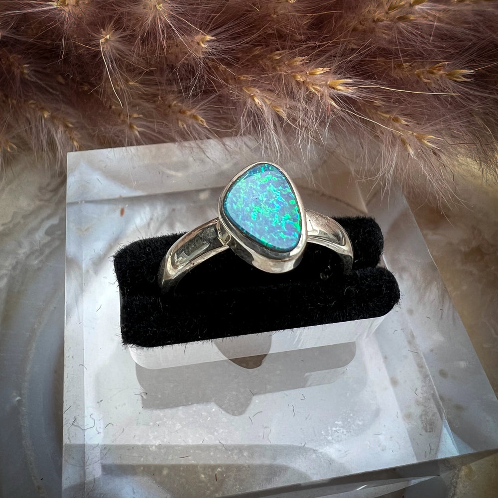 Silberring mit natürlichem australischen Kristallopal Doublette, blau-grün schimmernder Opal in organischer Fassung, Ringgröße 54, hochwertiger Kristallopal-Schmuck für Damen.