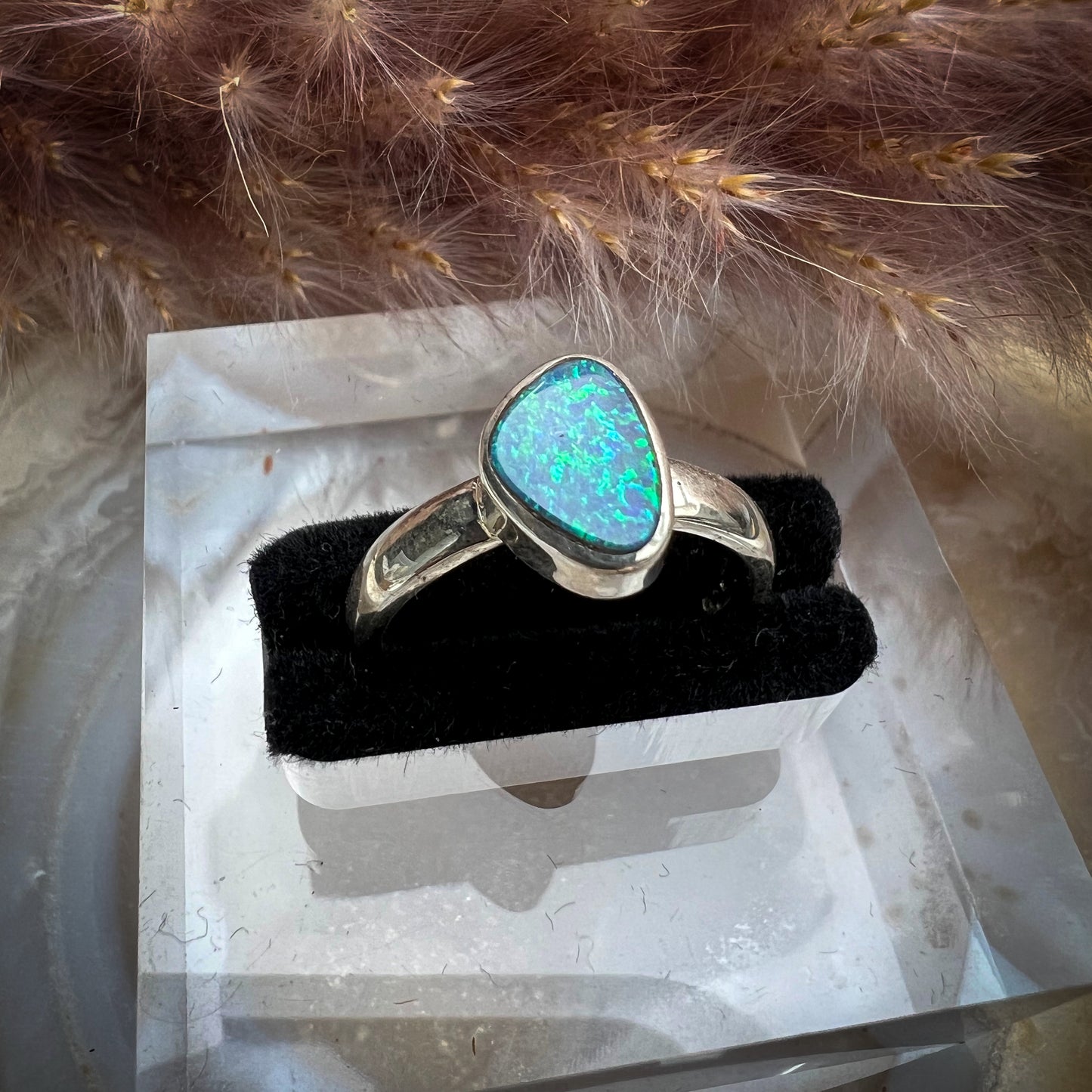 
                  
                    Silberring mit natürlichem australischen Kristallopal Doublette, blau-grün schimmernder Opal in organischer Fassung, Ringgröße 54, hochwertiger Kristallopal-Schmuck für Damen.
                  
                