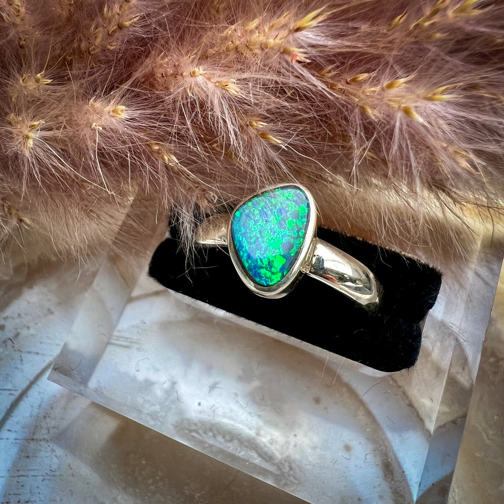 
                  
                    Silberring mit natürlichem australischen Kristallopal Doublette, blau-grün schimmernder Opal in organischer Fassung, Ringgröße 54, hochwertiger Kristallopal-Schmuck für Damen.
                  
                