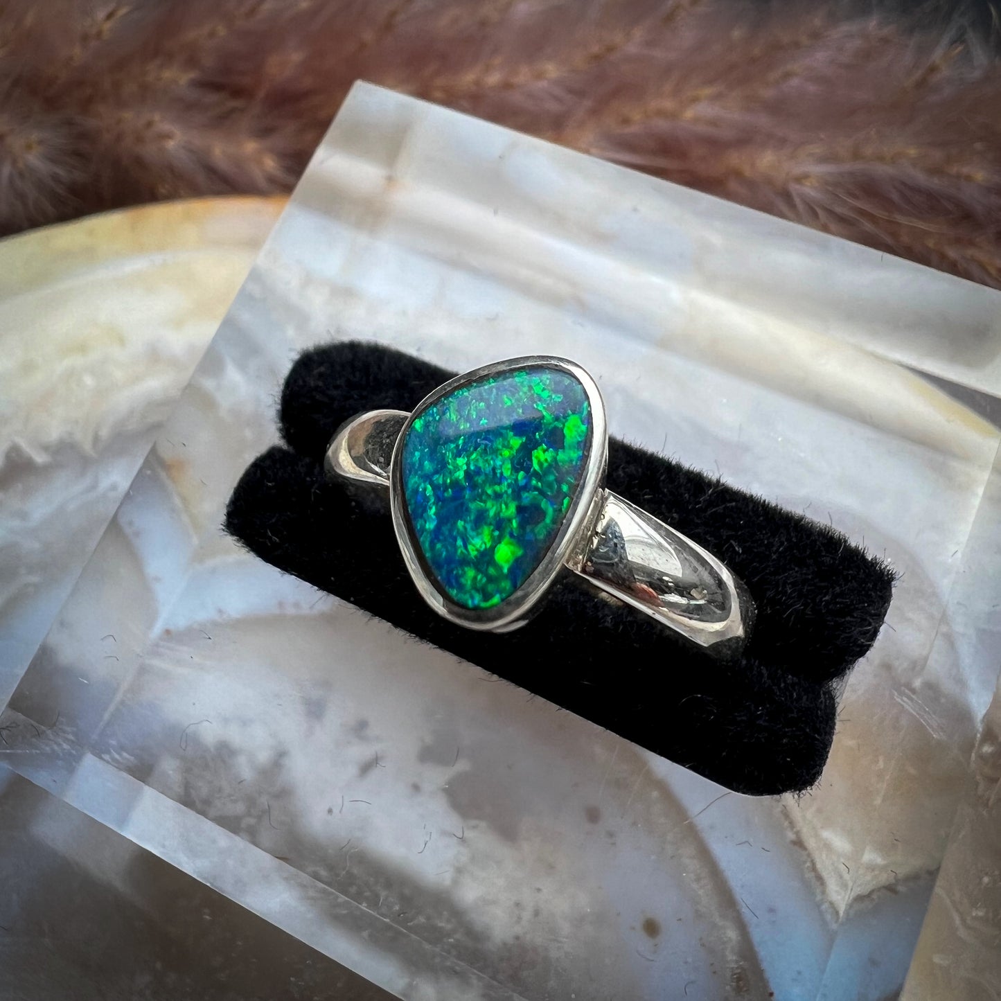 
                  
                    Silberring mit natürlichem australischen Kristallopal Doublette, blau-grün schimmernder Opal in organischer Fassung, Ringgröße 54, hochwertiger Kristallopal-Schmuck für Damen.
                  
                